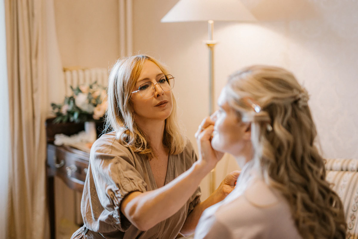 Saša applying makeup to a bride