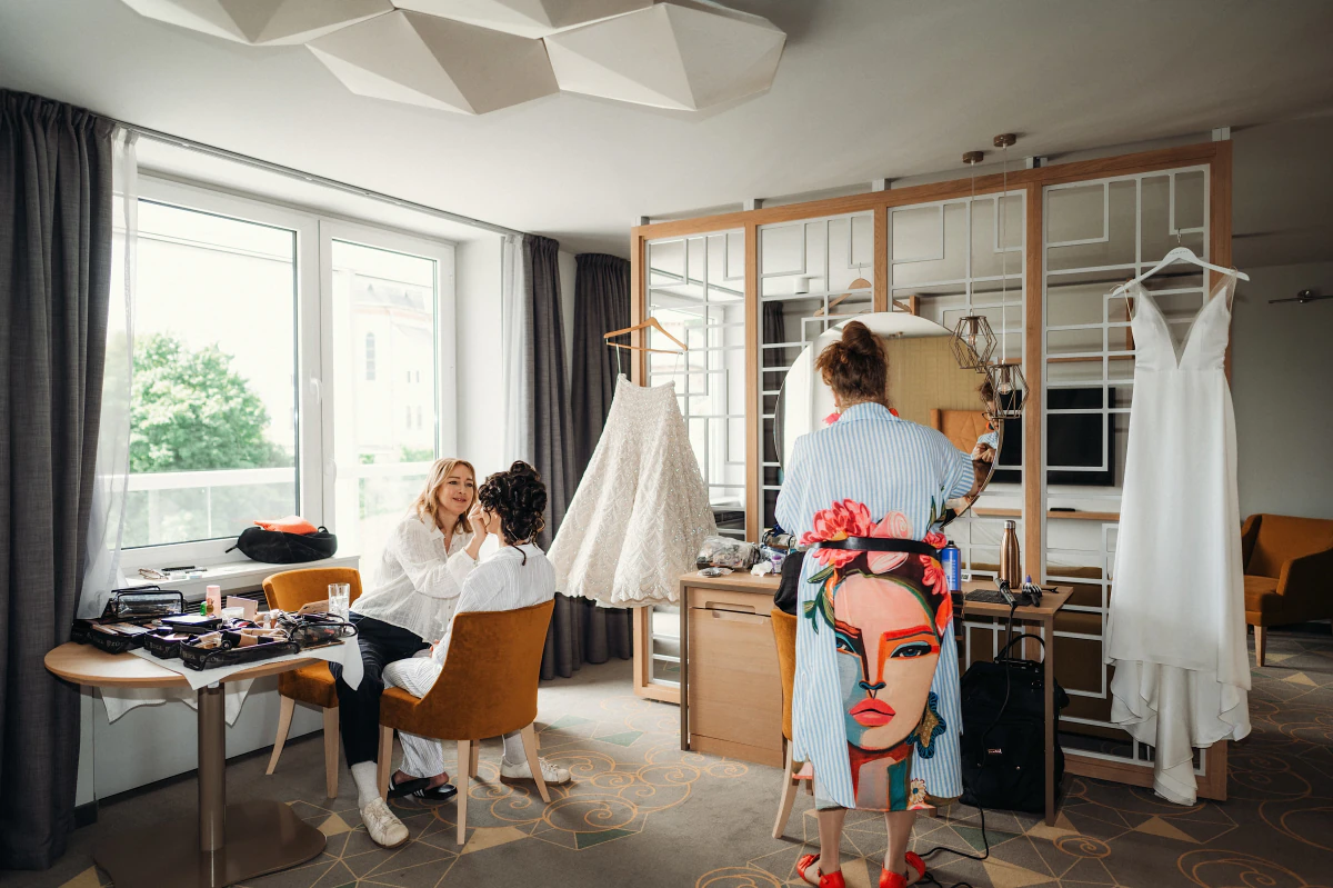 Saša at work on a wedding morning