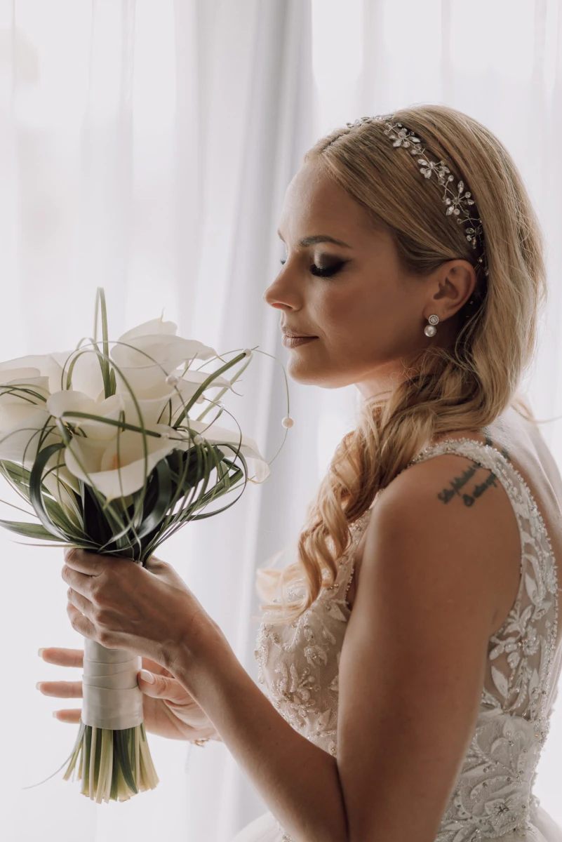 Bride with a calla lily bouquet