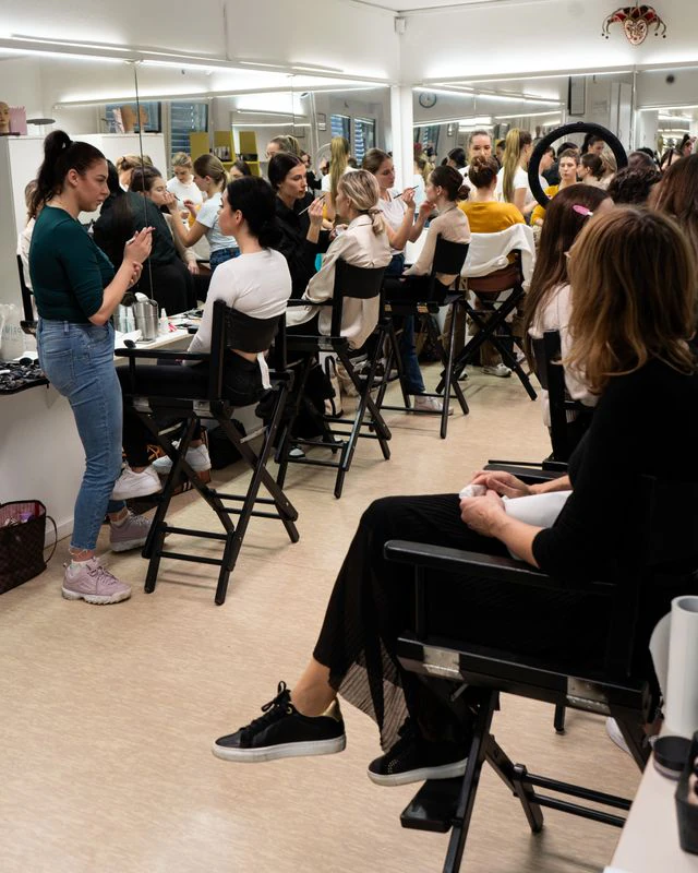 A full classroom during a group course